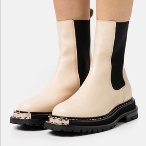 Sandro Ecru ancle boots with notched sole size 38